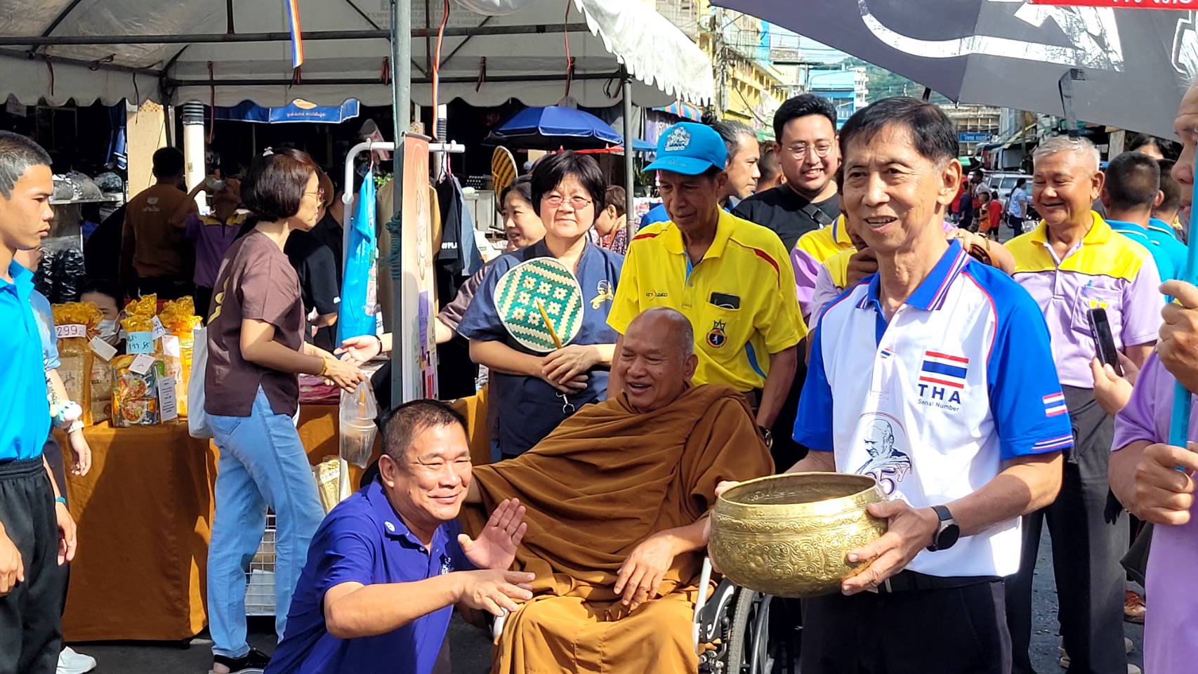 “ชมภาพ” หลวงพ่ออลงกตวัด พระบาทน้ำพุเดินทางมารับบิณฑบาต ที่ ตลาดปากน้ำโพ