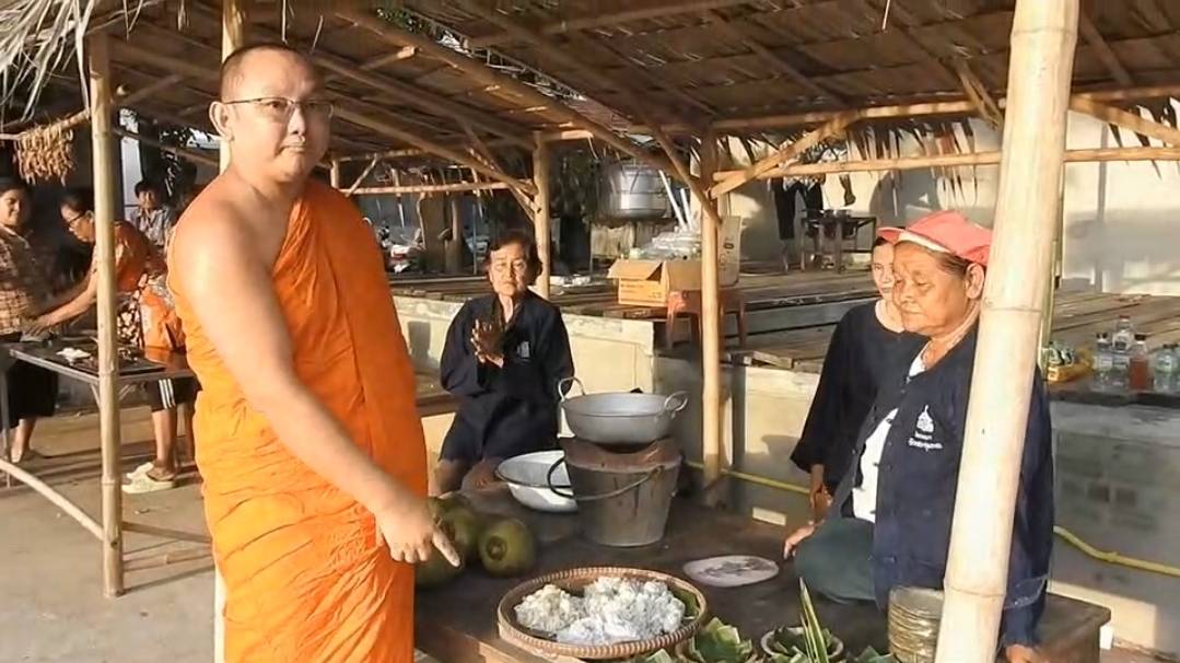 “ชมภาพ” เจ้าอาวาสวัดจัดทำตลาดขนมไทย โบราณ วัดพลายชุมพล เพื่ออนุรักษ์และสืบทอดขนมโบราณ