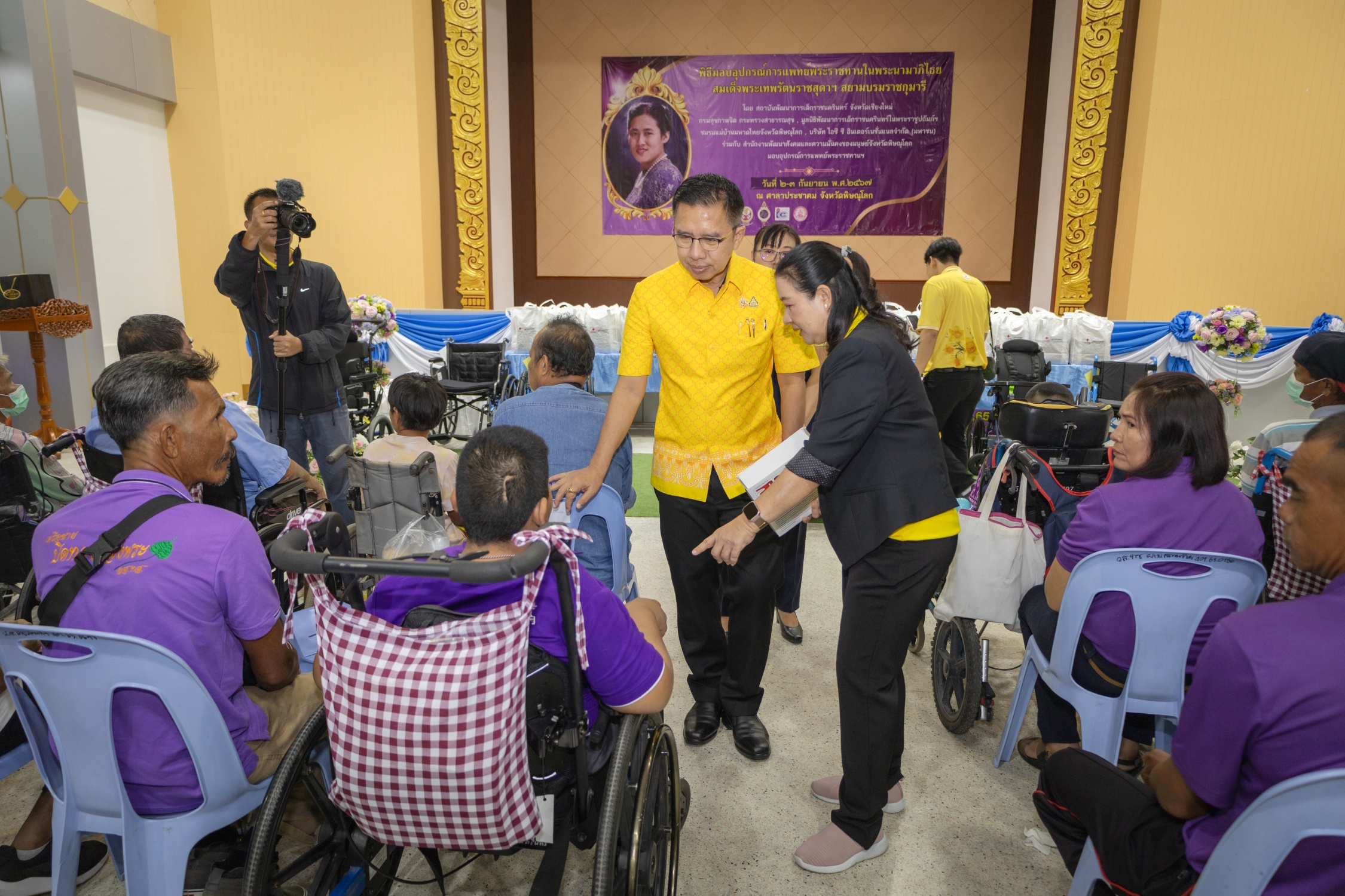 จังหวัดพิษณุโลก ร่วมกับ ชมรมแม่บ้านมหาดไทย และสถาบันพัฒนาการเด็กราชนครินทร์ฯ จัดพิธีมอบรถเข็น วีลแชรชนิดพิเศษ รวม 71 คัน ให้แก่เด็กพิการและคนพิการในพื้นที่