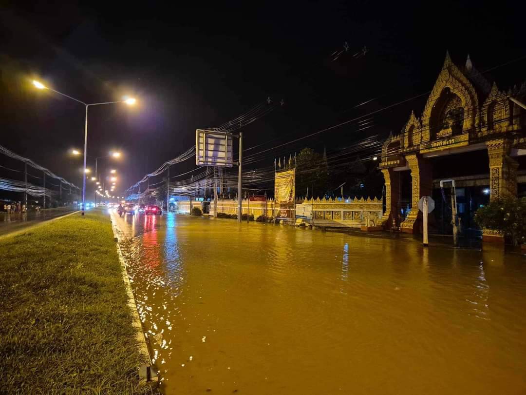 ด่วน ‼️ พนังแม่น้ำยมใกล้สะพานข้ามแม่น้ำสี่เลน