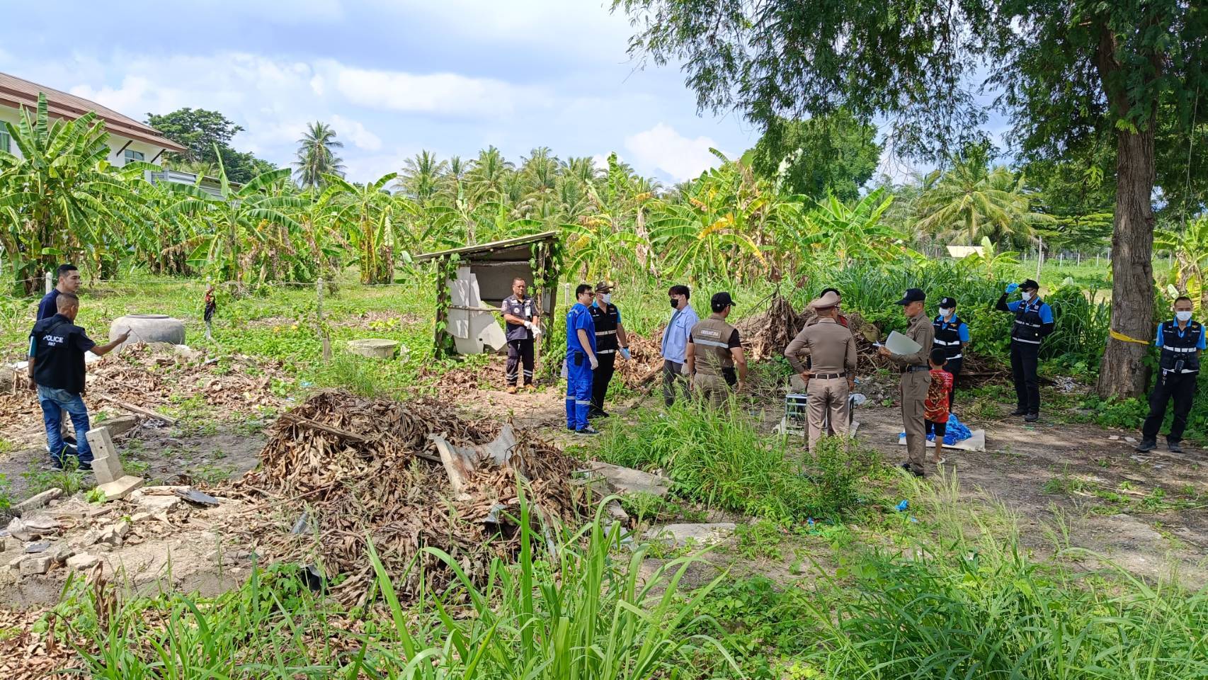 ประจวบคีรีขันธ์ _ พบศพหญิงเร่ร่อน ถูกฆ่าตายในห้องน้ำร้าง ข้างหลังศูนย์เด็กเล็กเทศบาลทับสะแก