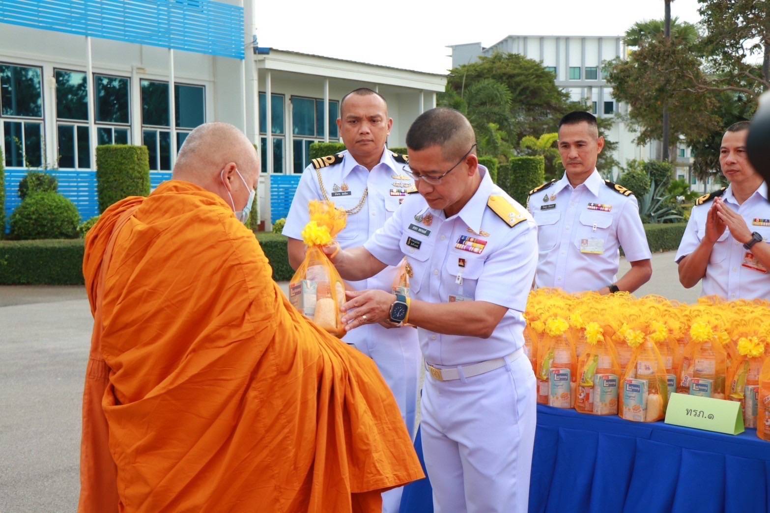 ทัพเรือภาคที่ 1 ร่วมกิจกรรมบำเพ็ญกุศลและรับฟังสารจากผู้บัญชาการทหารเรือ เนื่องในวันกองทัพเรือ