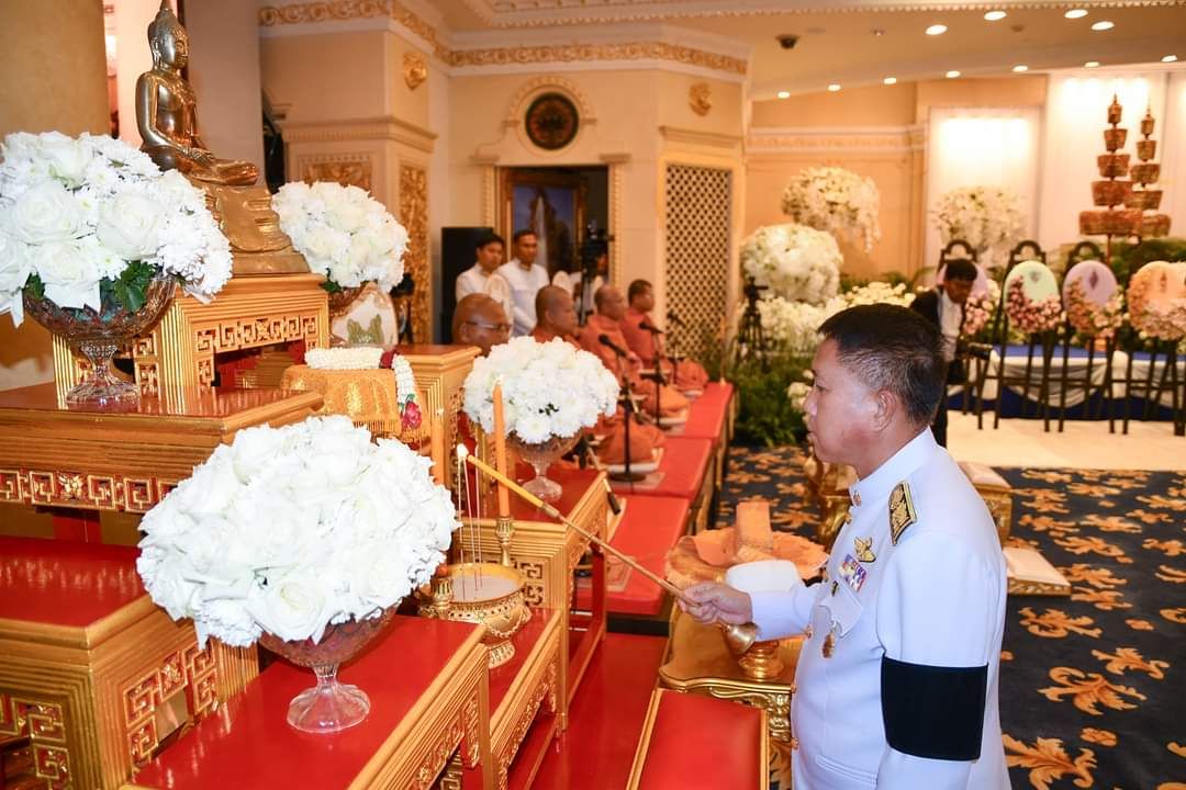 ผู้ว่าราชการจังหวัดชลบุรีเชิญพวงมาลาของพระบาทสมเด็จพระเจ้าอยู่หัว สมเด็จพระนางเจ้าสิริกิติ์ พระบรมราชินีนาถ พระบรมราชชนนีพันปีหลวง สมเด็จพระนางเจ้าฯ พระบรมราชินี และพระบรมวงศานุวงศ์