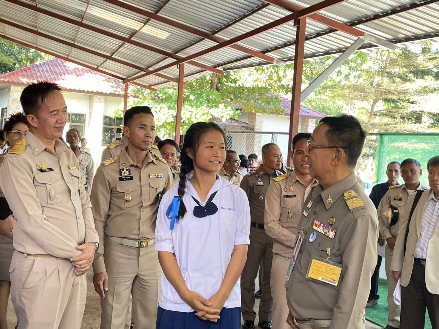 องคมนตรีตรวจเยี่ยมโรงเรียนในโครงการ  องคมนตรี ในฐานะกรรมการโครงการกองทุนการศึกษา และคณะ ตรวจเยี่ยมโรงเรียนในโครงการกองทุนการศึกษาในพื้นที่อำเภอแม่ลาน้อย และอำเภอแม่สะเรียง จังหวัดแม่ฮ่องสอน