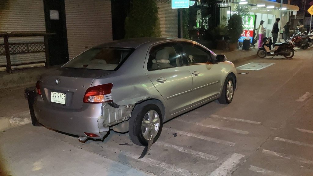 IMG_0688-1024x576 สาวควบกระบะเสยท้ายเก๋ง ชนกวาด จยย. พังยับนับสิบคัน