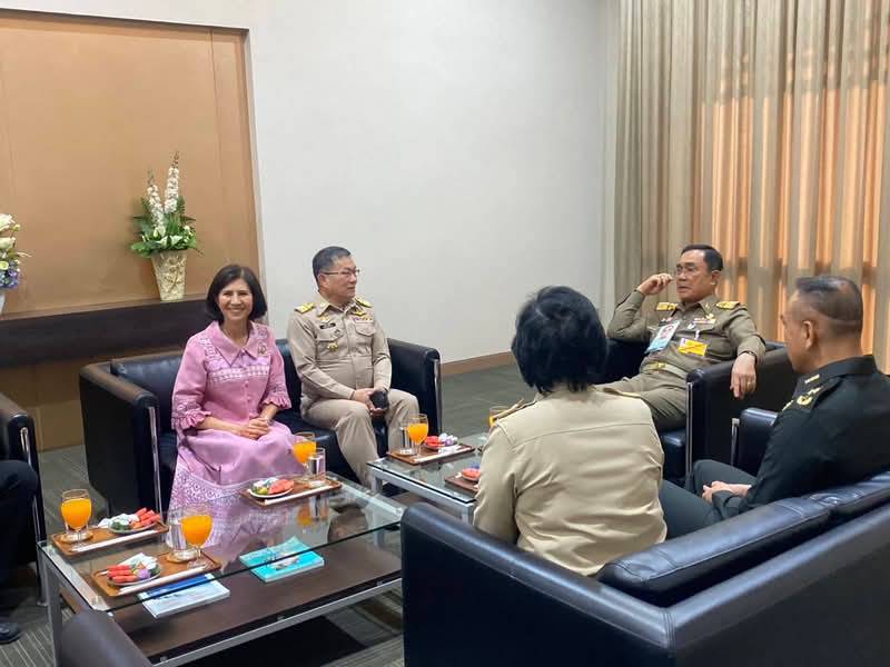 1000011014 ลำปาง-ต้อนรับ องคมนตรี ในโอกาสเดินทางตรวจเยี่ยมการดำเนินงานของโรงเรียนในโครงการกองทุนการศึกษาที่ จ.แพร่