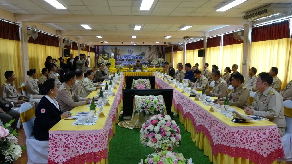 1000011027-1024x576 ห่วงใยคนแพร่พลเอกประยุทธ์ จันทร์โอชา องคมนตรี ตรวจเยี่ยมการดำเนินงานของโรงเรียนในโครงการกองทุนการศึกษา ที่จังหวัดแพร่