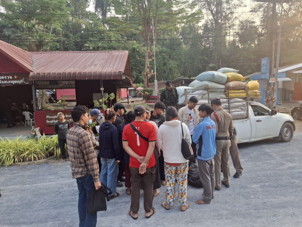 1000012802-1024x768 กาญจนบุรี ทหารตรึงกำลังเข้มตลอดแนวชายแดน ... ทหาร ฉก.ลาดหญ้า กกล.สุรสีห์ ซีลชายแดนเมืองกาญจน์ วันเดียวสกัดจับ 2 อำเภอ รวบแรงงานเถื่อนเกือบ 50 คน