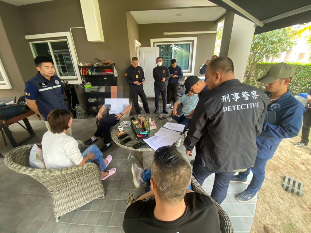 1000012856-1024x768  สืบสวนภาค 5 เปิดยุทธการกวาดล้างต่างด้าวสีเทาผิดกฎหมาย ในพื้นที่สืบสวนภาค 5 จับกุมบุคคลต่างด้าวหลบหนีเข้าเมือง จับชาวจีนตามหมายจับ ลักลอบขายสินค้าหนีภาษี มูลค่ากว่า 210 ล้านบาท