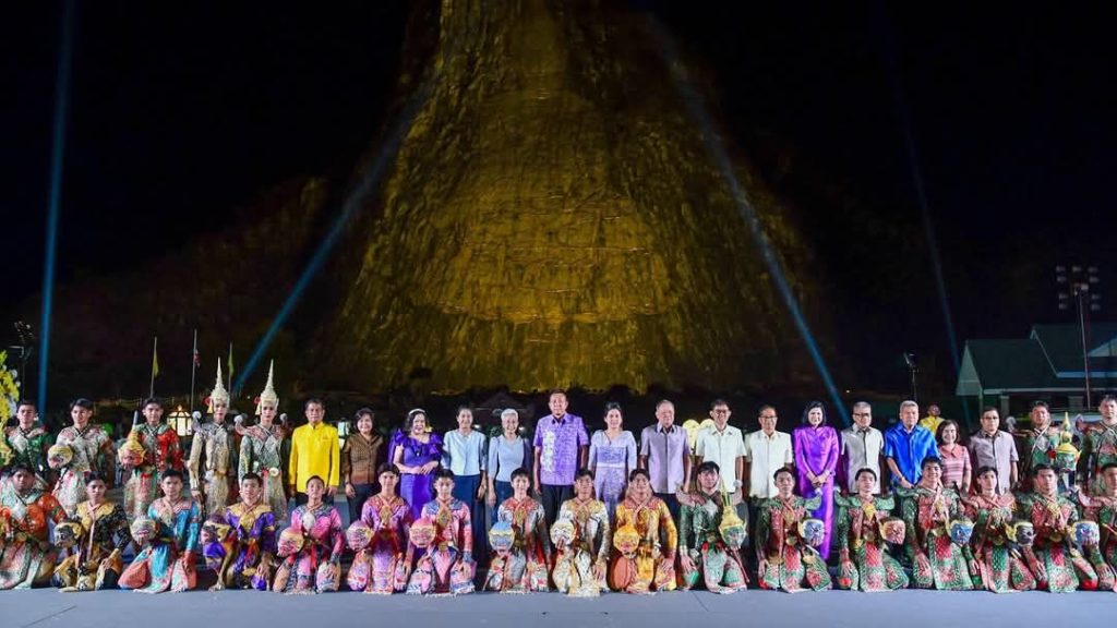 1000033117-1024x576 ผู้ว่าฯชลบุรี ถวายโคมประทีป สักการะบูชาพระบรมสารีริกธาตุพระพุทธมหาวชิรอุตตโมภาสศาสดาในงานเทศกาลแห่โคมชมพระฉาย สืบสายศิลป์ ถิ่นหนองจับเต่าเขาชีจรรย์