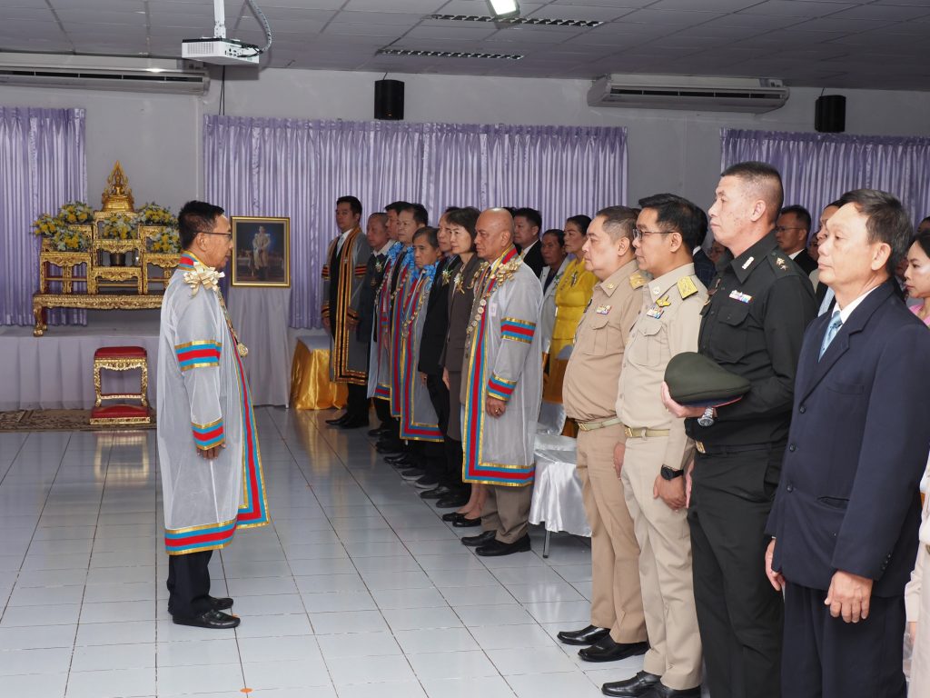 1000033858-1024x768  องคมนตรี เป็นประธานในพิธีประสาทอนุปริญญาบัตรแก่ผู้สำเร็จการศึกษาวิทยาลัยชุมชนแม่ฮ่องสอน ประจำปีการศึกษา 2565 – 2567