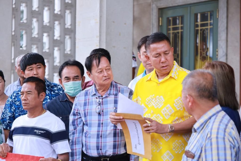 1000036076-1024x683 ชลบุรี – สมาคมเพื่อเกษตรกรภาคตะวันออกเข้าพบท่านผู้ว่าราชการจังหวัดชลบุรีเพื่อสะท้อนปัญหาของเกษตรกรชาวไร่อ้อย หลังรัฐบาลมีนโยบายลดการเผาอ้อยเพื่อลดฝุ่น PM2.5 ส่งผลให้เกษตรกรต้องแบกรับต้นทุนที่เพิ่มขึ้นจากการตัดอ้อยสด แต่ยังไม่ได้รับเงินช่วยเหลือตามที่เคยกำหนดไว้