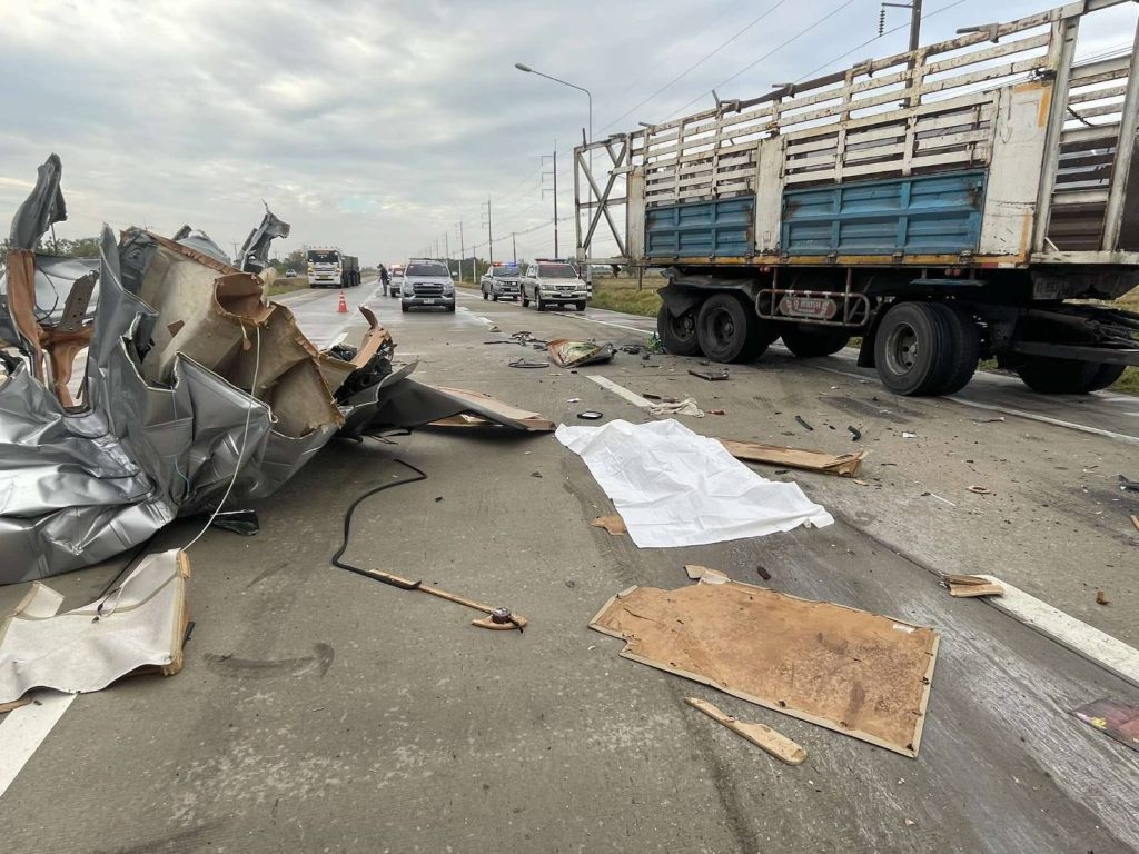 1740549528316-1024x768 ข่าวคืบหน้าอุบัติเหตุอ.ท่าตะโกรถตู้จะไปแสวงบุญคนขับหลับในชนรถพ่วง18ล้อบ้านคอกควายใหญ่เสียชีวิต 4รายเป็นพระภิกษุ1รายชาวบ้าน3ราย