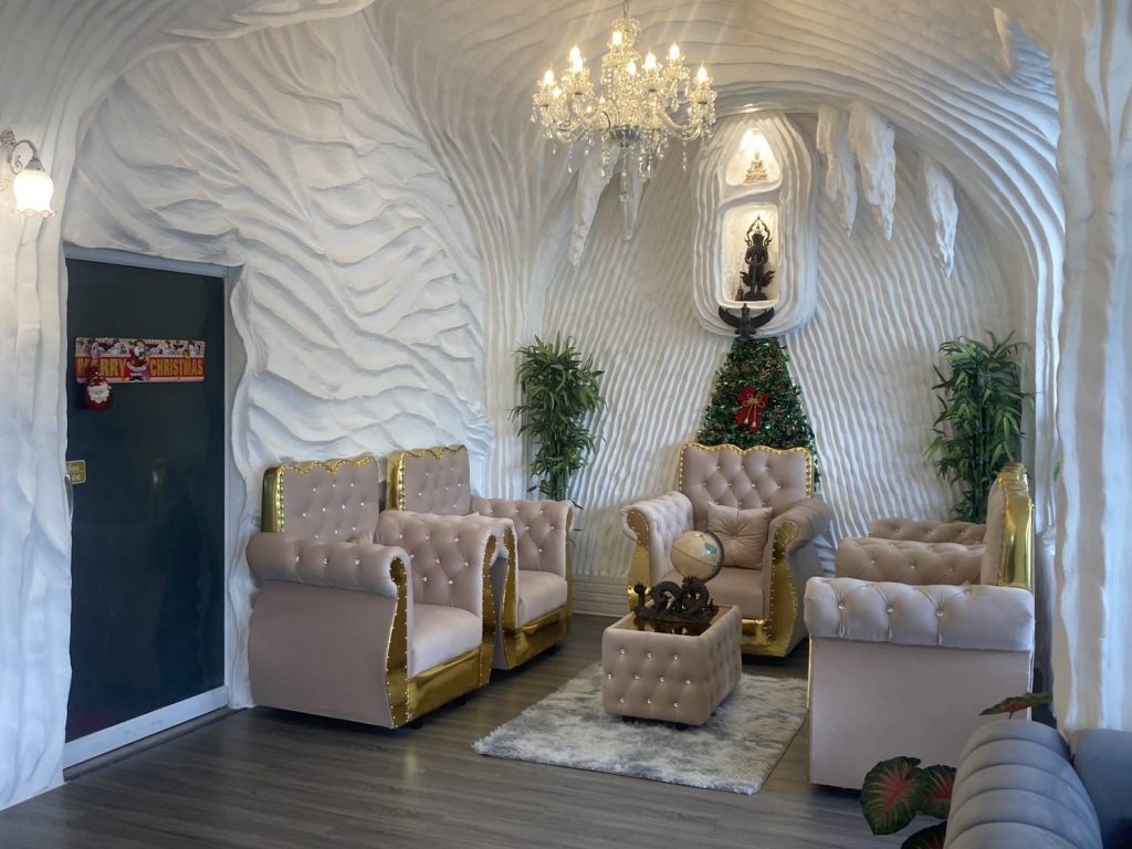 IMG_4729-1024x768 คลินิกทำฟันพัทยา ทำเก๋! ตกแต่งร้านเป็นถ้ำขาวบริสุทธิ์ พร้อมเฟอร์นิเจอร์อลังการรับผู้มาใช้บริการ