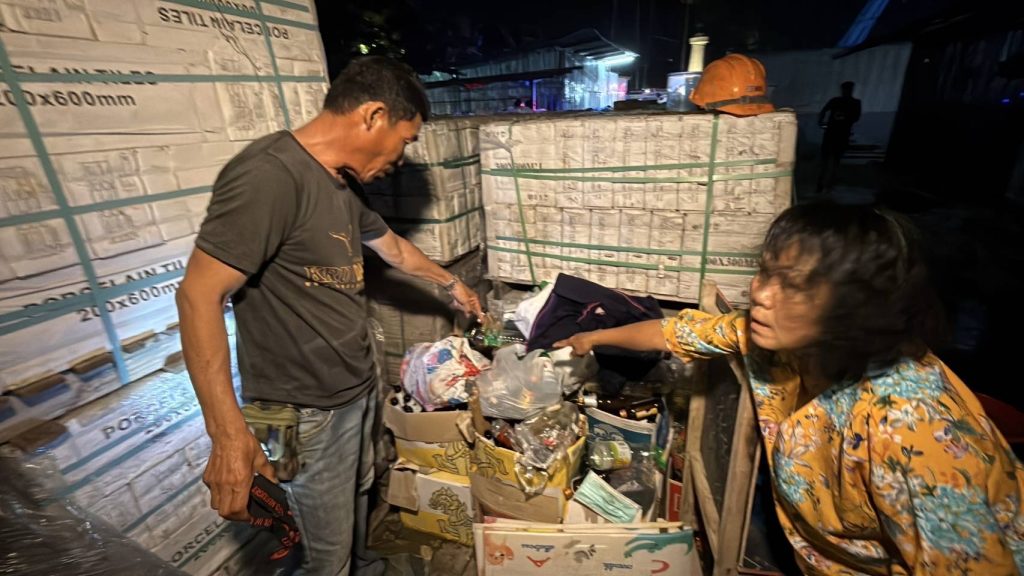 IMG_4737-1024x576 พบร่างทารกหญิงถูกห่อผ้าวางบนกองขยะในแคมป์คนงานหน้า อ.สัตหีบ ส่วนแม่ตกเลือดถูกส่ง รพ. กว่าจะพบร่างลูกไม่หายใจแล้ว