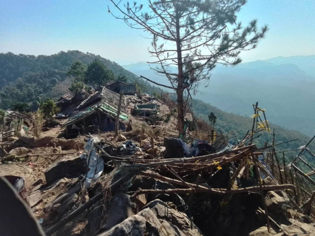 1000014039-1024x768 เกิดการปะทะระหว่างทหารกะเหรี่ยงคาเรนนี KA กับทหารเมียนมาดอยสามเมือง หลังทหารเมียนมาเสริมกำลังทหารและอส.ทหารเมียนมา กลุ่ม SSS เข้าดอยสามเมือง หวังจะเข้าตียึดค่ายต่อก่าโด่ จากทหารคาเรนนี เสียงปะทะดังสนั่นทำให้ราษฎรไทยตื่นตระหนกอย่างหนัก