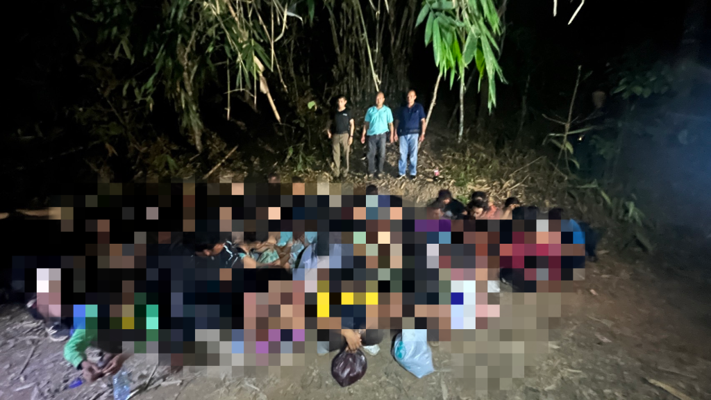 1000014072-1024x576 กาญจนบุรี จับขบวนการขนแรงงานต่างด้าวหันมาใช้เรือในการขนแรงงานต่างด้าว เพื่อหลบด่านตรวจ สุดท้ายไม่รอด ตำรวจชุด ปะฉะดะ สถานีตำรวจภูธรสังขละบุรี ตามรวบ คนกลางป่าริมแม่น้ำซองกาเลีย 49 คน ขณะนั่งรอเรือมารับ