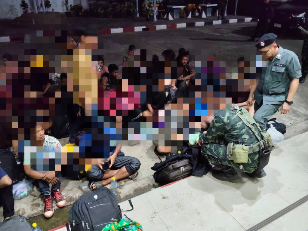 1000037192-1024x768 กาญจนบุรี จับไม่หมด ฉก.ลาดหญ้า ลาดตระเวนเข้มชายแดนกาญจน์ พบแรงงานเถื่อนครึ่งร้อย ซุกซ่อนไผ่ขณะรอขึ้นเรือเลี่ยงจุดตรวจทางบก