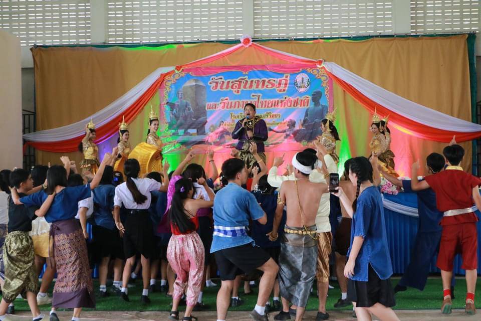 1000037224 amazingสุดยอดวงการกระทรวงศึกษาใหม่ การเรียนที่สนุกที่สุดในโลกพบผอ.รร.มัธยมที่จ.แพร่ไม่ธรรมดาสอนดนตรีเล่นกีต้ารร้องเพลงกับนักเรียนมานาน20ปี