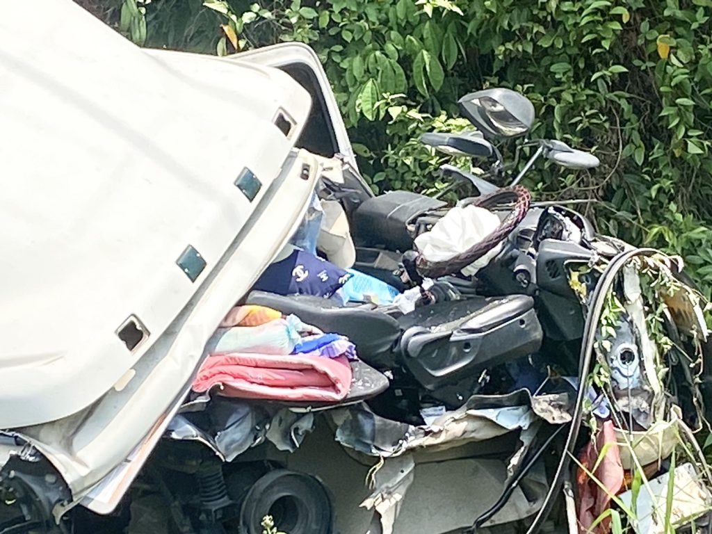 1000037329-1024x768 ตราด รอดปาฏิหาริย์ก็เป็สองรถบรรทุกปูนซีเมนต์ผง ตีคู่ก่อนเสียหลักพุ่งชนท้ายรถบรรทุกแผ่นยางมะตอยเจ็บ 1 ราย