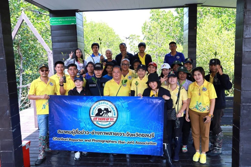 IMG_5478-1024x683 สมาคมผู้สื่อข่าว-ช่างภาพสายเจาะจังหวัดชลบุรีและ ประชาสัมพันธ์จังหวัดชลบุรี สวท.ชลบุรี ร่วมกิจกรรมปลูกป่าชายเลนเนื่องในวันนักข่าวแห่งชาติ