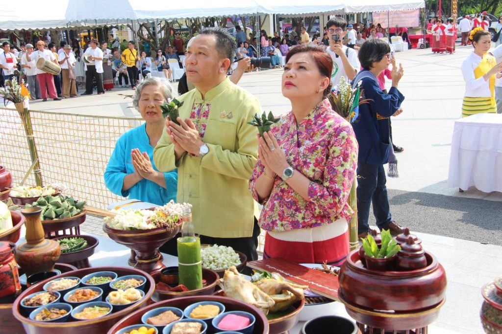 1744442525418-1024x683 ทำบุญตักบาตร 729 ปี เมืองเชียงใหม่ ชาวเชียงใหม่ ร่วมทำบุญตักบาตร ครบรอบ 729 ปี การสถาปนาเมืองเชียงใหม่