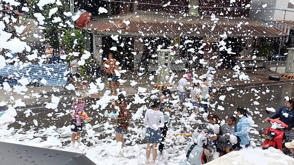 1744699731516-1024x576 เปิดถนนข้าวปุกตำรวจทหารคุมเข้มเทศบาลเมืองแม่ฮ่องสอน ปิดถนนกลางเมืองจัดเล่นน้ำสงกรานต์ในนาม ถนนข้าวปุก