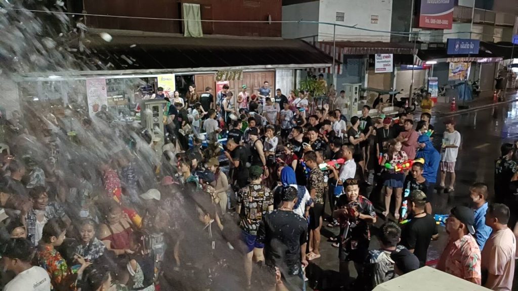 1744699733445-1024x576 เปิดถนนข้าวปุกตำรวจทหารคุมเข้มเทศบาลเมืองแม่ฮ่องสอน ปิดถนนกลางเมืองจัดเล่นน้ำสงกรานต์ในนาม ถนนข้าวปุก