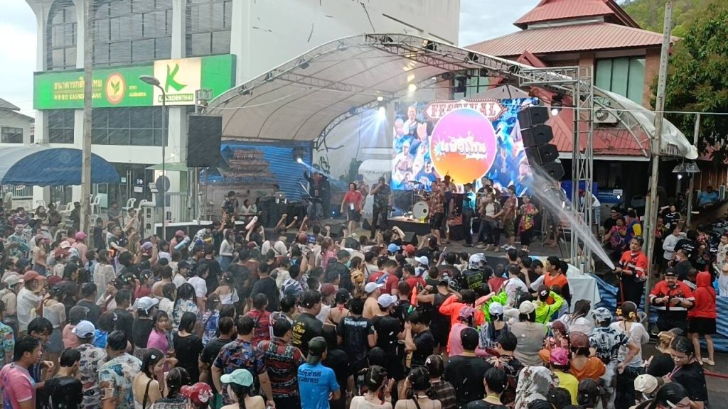 1744699737316-1024x576 เปิดถนนข้าวปุกตำรวจทหารคุมเข้มเทศบาลเมืองแม่ฮ่องสอน ปิดถนนกลางเมืองจัดเล่นน้ำสงกรานต์ในนาม ถนนข้าวปุก