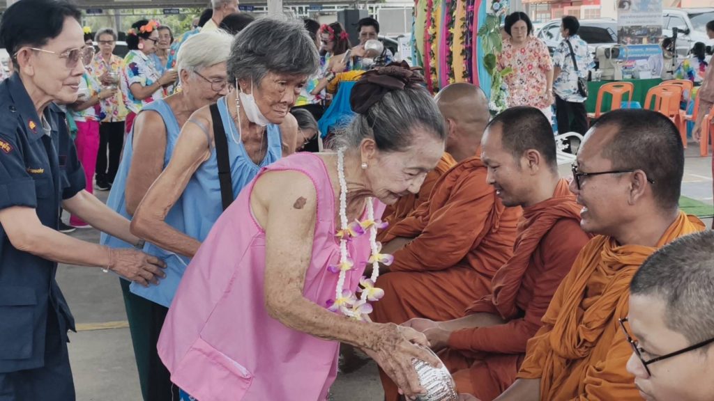 1744793955839-1024x576 สุขสันต์วันสงกรานต์ ผู้สูงอายุบ้านพลูตาหลวง ยายวัย 83 ปี ร่วมพิธีมีความสุขมาก