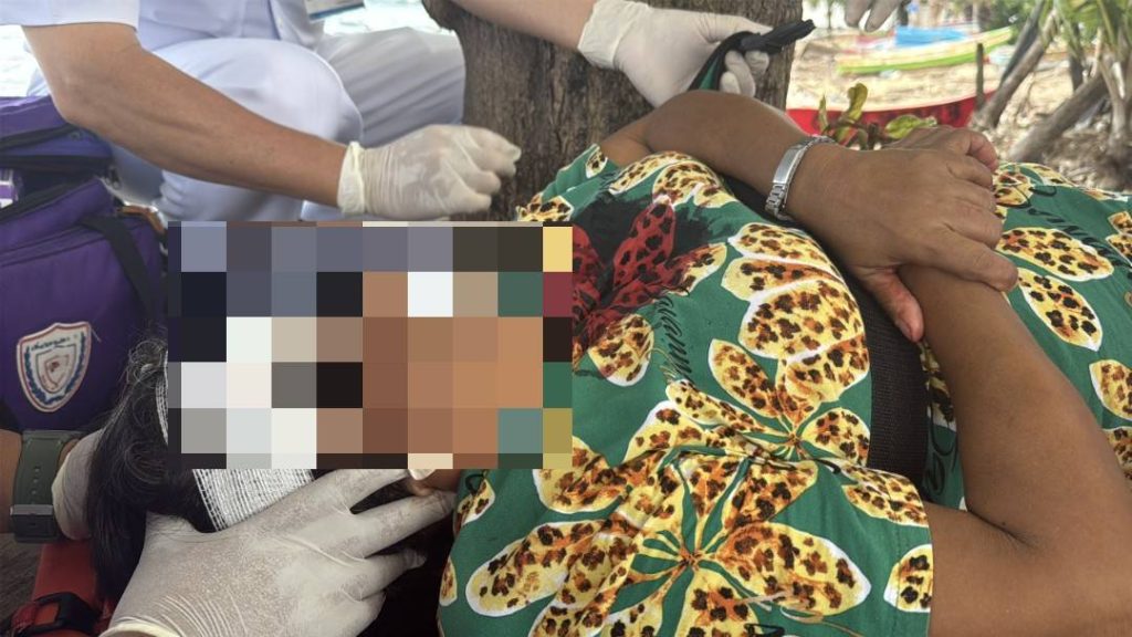 1745672913580-1024x576 วุ่นทั้งชายหาด หนุ่มเร่ร่อนคลุ้มคลั่งไล่ทำร้ายหญิงชราถูกตีหัวเลือดอาบ เจ้าหน้าที่ต้องระดมกำลังไล่จับ