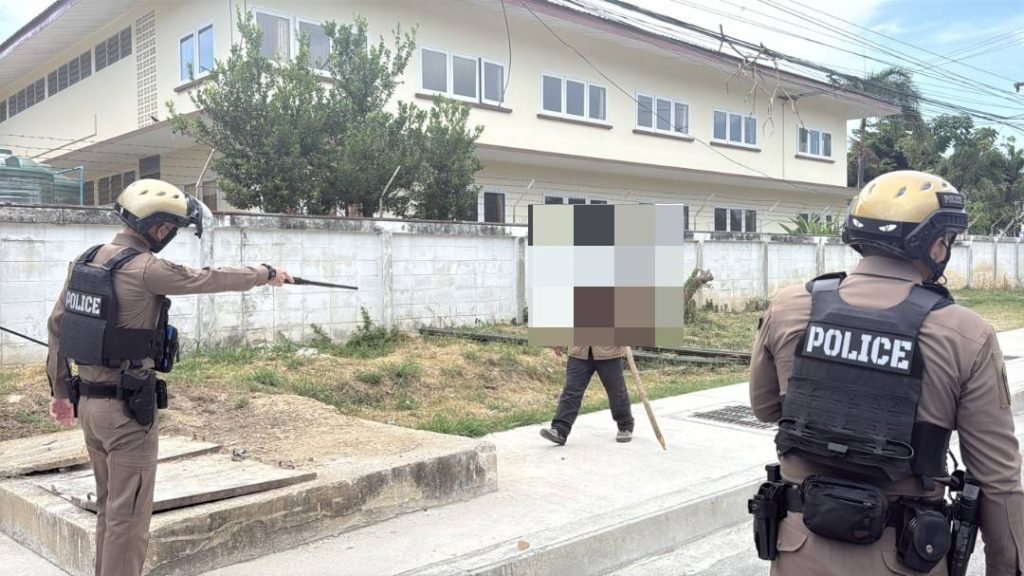 1745672914947-1024x576 วุ่นทั้งชายหาด หนุ่มเร่ร่อนคลุ้มคลั่งไล่ทำร้ายหญิงชราถูกตีหัวเลือดอาบ เจ้าหน้าที่ต้องระดมกำลังไล่จับ