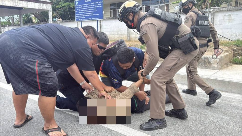 1745672917745-1-1024x576 วุ่นทั้งชายหาด หนุ่มเร่ร่อนคลุ้มคลั่งไล่ทำร้ายหญิงชราถูกตีหัวเลือดอาบ เจ้าหน้าที่ต้องระดมกำลังไล่จับ