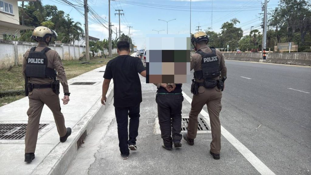 1745672919523-1024x576 วุ่นทั้งชายหาด หนุ่มเร่ร่อนคลุ้มคลั่งไล่ทำร้ายหญิงชราถูกตีหัวเลือดอาบ เจ้าหน้าที่ต้องระดมกำลังไล่จับ