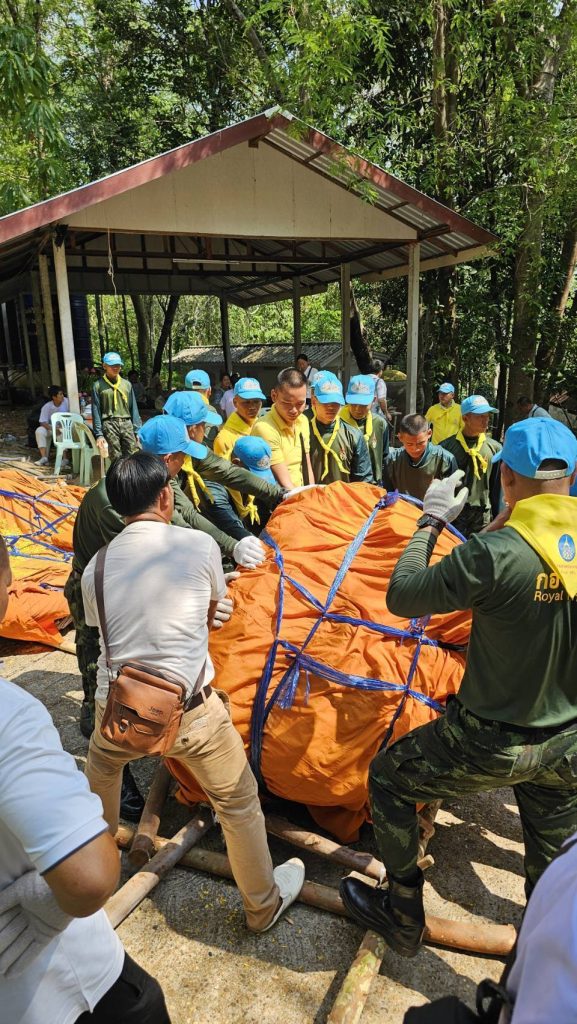 1746082645983-577x1024 บุญยกพระขึ้นบันไดกว่า400ขั้นสู่พระธาตุภูเพ็ก จ.สกลนคร #สำเร็จแล้ว❗️