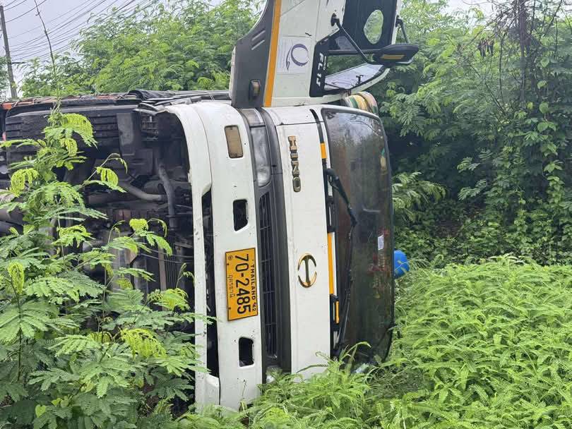 1748180158940 ลำปาง-ฝนตกถนนลื่น รถบรรทุกสิบล้อเสียหลักลื่นไถลพลิกคว่ำตะแคงตกร่องน้ำข้างทาง โชคดีแค่บาดเจ็บ