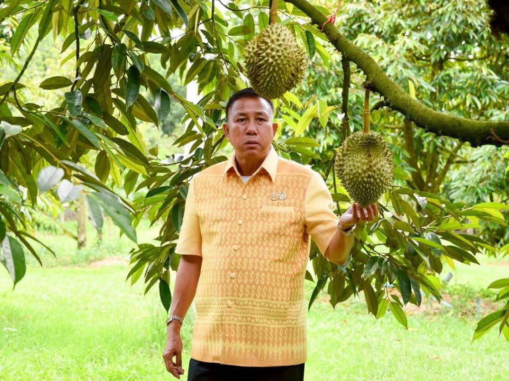 1748689797309-1024x767 ผู้ว่าพาเที่ยวสวนทุเรียนและผลไม้อำเภอบ่อทอง ส่งเสริมการท่องเที่ยวเชิงเกษตรทึ่ผ่านการรับรองมาตรฐาน GAP ส่งเสริมการตลาดและเพิ่มโอกาสในการแข่งขันแก่เกษตรกรในพื้นที่