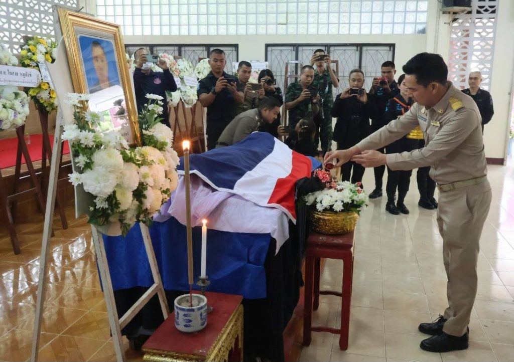 1749085870594-1024x722 "ในหลวงพระราชทานน้ำหลวงอาบศพ, พวงมาลาหลวงวางหน้าหีบศพ" วีรชนพลีชีพ "อส.ทพ.ไมตรี บุดดา" จนวาระสุดท้าย ส่งร่างผู้วายชนม์กลับมาตุภูมิอย่างสมเกียรติ