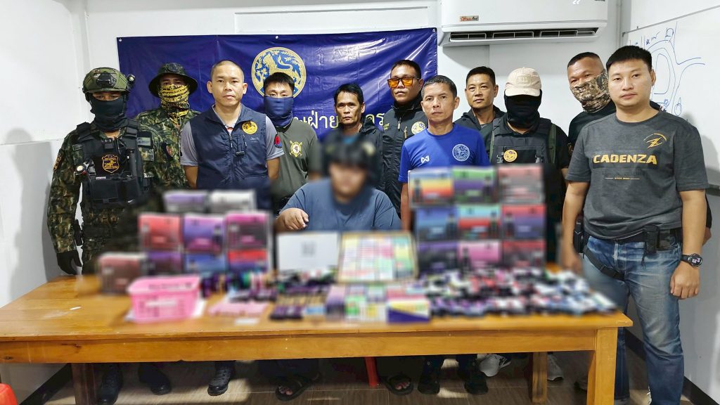 1749184025622-1024x576 จ.สุพรรณบุรี ปกครองสุพรรณร่วมทหารจับหนุ่มขายบุหรี่ไฟฟ้าทางออนไลน์ของกลางอื้อ