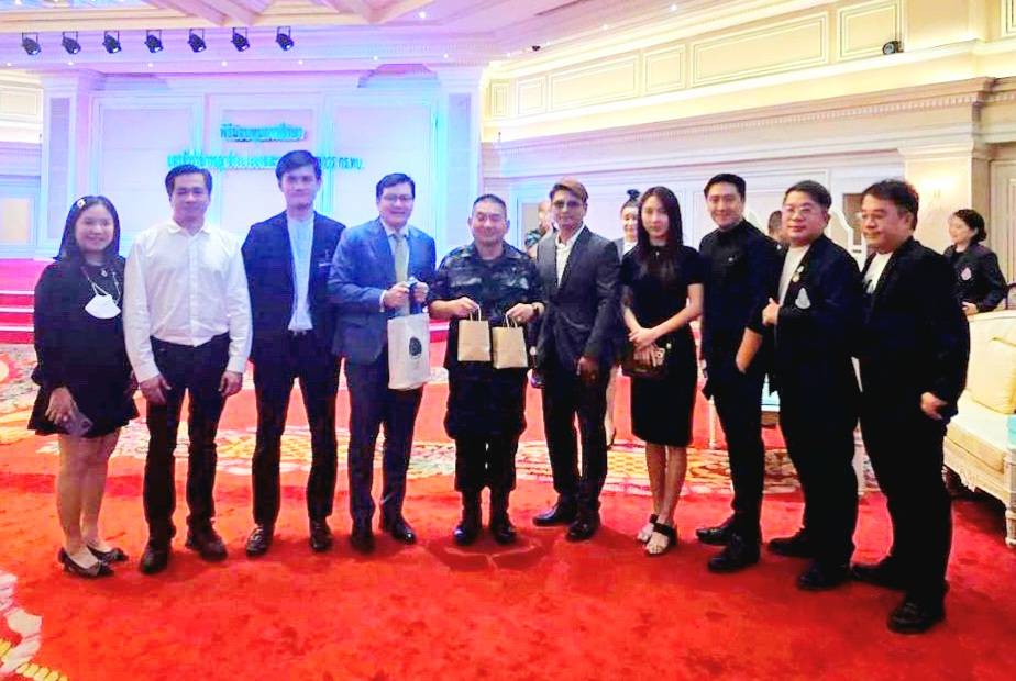 1749637215120 พิธีมอบทุนให้บุตรธิดาร่วมแสนบาท พร้อมมอบไฟฉายให้กองทัพภาคที่​ 2