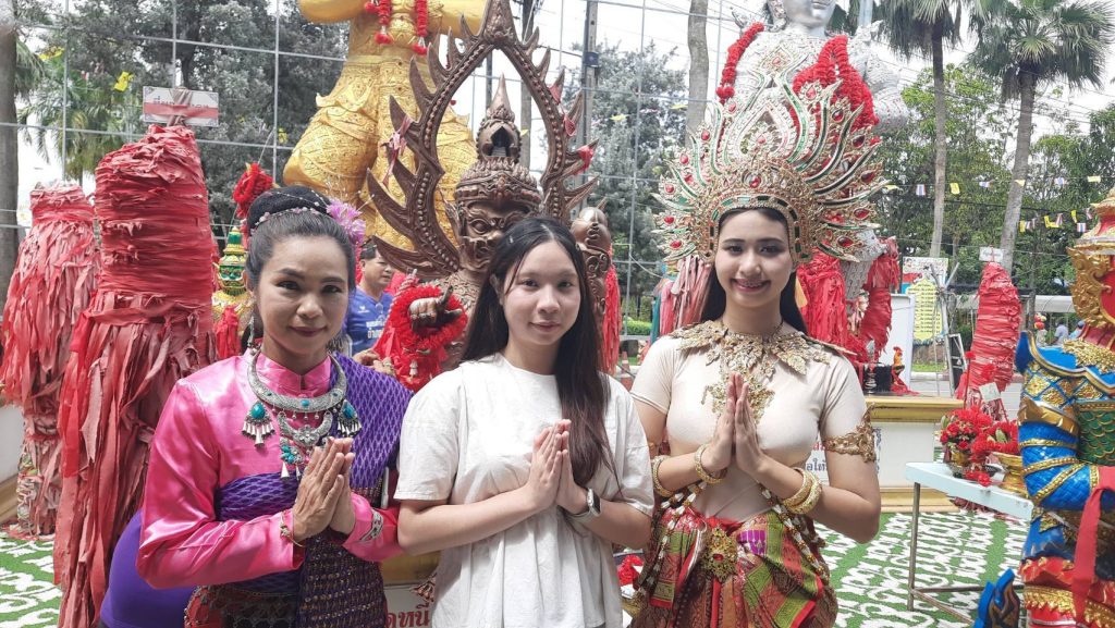 1750905064547-1024x577 ปทุมธานี 2นศ.พยาบาลสาวป้ายแดงจ้างนางรำแก้บนท้าวเวสฯหลังสอบติด2มหาลัยชื่อดัง   "ชมคลิป"