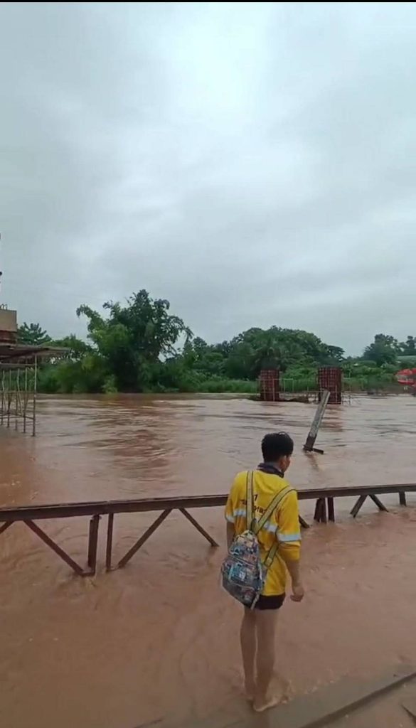 1751082626168-585x1024 "ข่าวด่วน"แม่น้ำน่านได้ มีกระแสน้ำพัดสะพานแบริ่งชั่วคราวบ้านสบกอน-บ้านซาววา อ.เชียงกลาง จ.น่าน ตอนนี้ไม่สามารถใช้งานได้ และระดับน้ำยังเพิ่มสูงขึ้นเรื่อยๆ