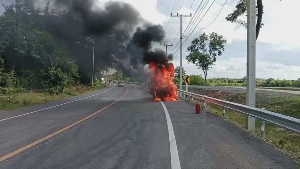 1751640419988-1024x576 ระทึกไฟไหม้รถปิคอัพส่งน้ำแข็งวอด คาดแบตเตอรี่ลัดวงจร 