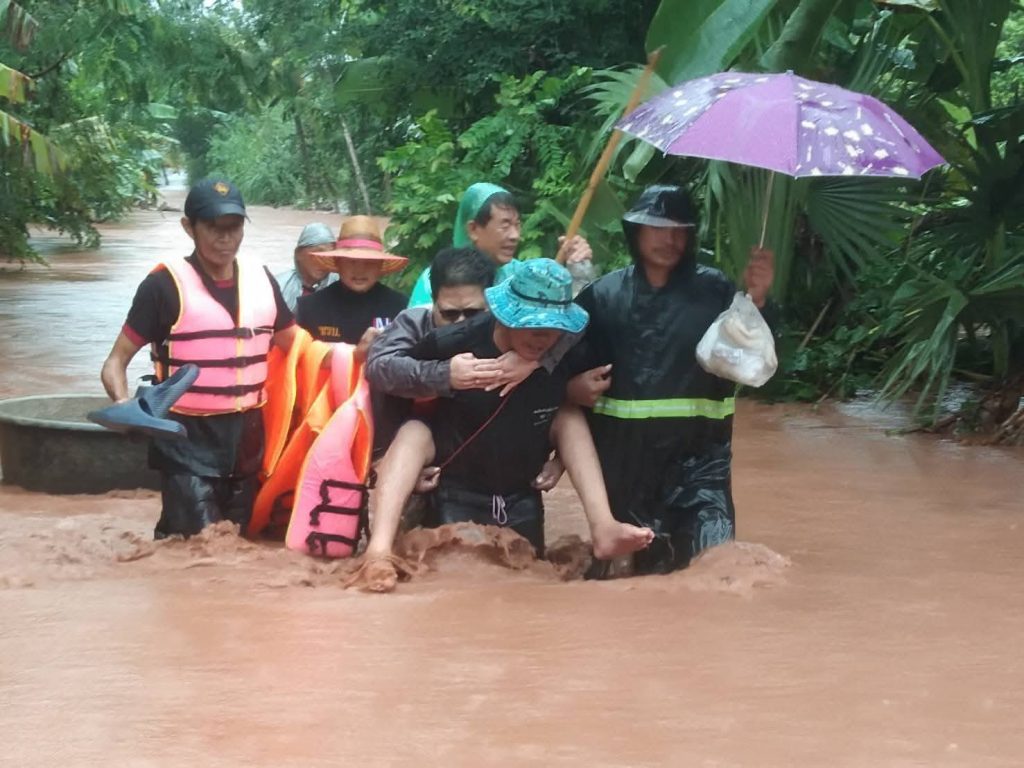 1752235933120-1024x768 ด่วนน้ำป่ามาเร็วและไหลแรงถล่มอำเภอฟากท่า ปีนี้หนักกว่าหลายปีที่ผ่านมา” ชุดกู้ภัยทางน้ำเร่ง ตอบโต้ภัยพิบัติ โรงพยาบาลค่ายพิชัยดาบหัก นำเรือ ช่วยเหลือผู้ป่วยติดเตียง ผู้สูงอายุ ท่ามกลางกระแสน้ำไหลแรง