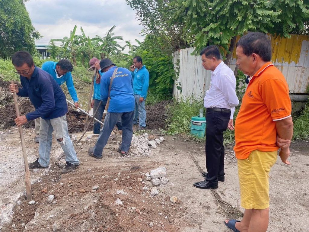 1752747069884-1024x768 ปทุมธานี นายก ทม.คูคต สั่งการ ขุดถนนชุมชนวางท่อเร่งระบายน้ำขังบนพื้นผิวการจราจร บรรเทาทุกข์เบื้องต้นให้ชาวบ้าน