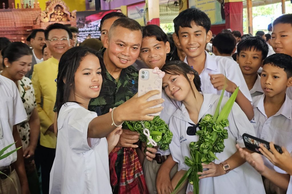 1752833305145-1024x683 แม่ทัพภาคที่ 2 ลงพื้นเยี่ยมและพบปะนักเรียนภายใต้แนวคิด"หนูรักถิ่นฐานบ้านเกิดเมืองนอน" เพื่อสร้างแรงบันดาลใจเด็กและเยาวชนไทย พร้อมมอบทุนการศึกษา