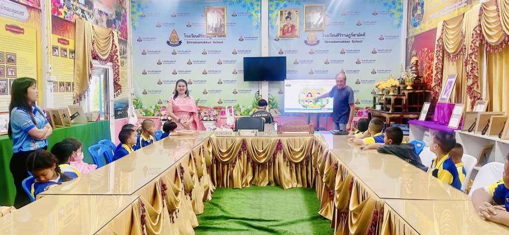 1753259186309-1024x473 นางสาววรินทร์ธรา ภัคอัมพาพันธ์ ผู้อำนวยการโรงเรียนศิริราษฎร์สามัคคี จัดโครงการยกระดับการพัฒนาสมรรถนะภาษาอังกฤษเพื่อการสื่อสารของนักเรียน