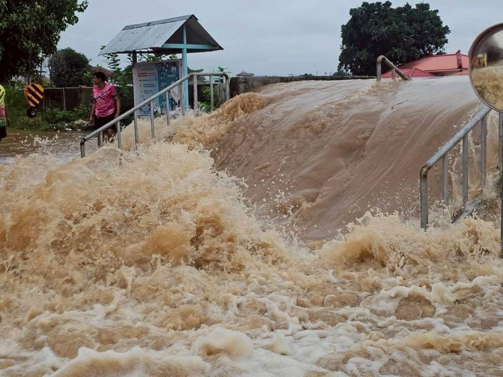 1753509659873-1024x768 สุโขทัย ‘แม่น้ำยม’ ล้นคันกัน ทะลักท่วมพื้นที่เศรษฐกิจอำเภอเมืองเช้านี้ จังหวัดระดมเร่งอพยพขนย้ายผู้ประสบภัย