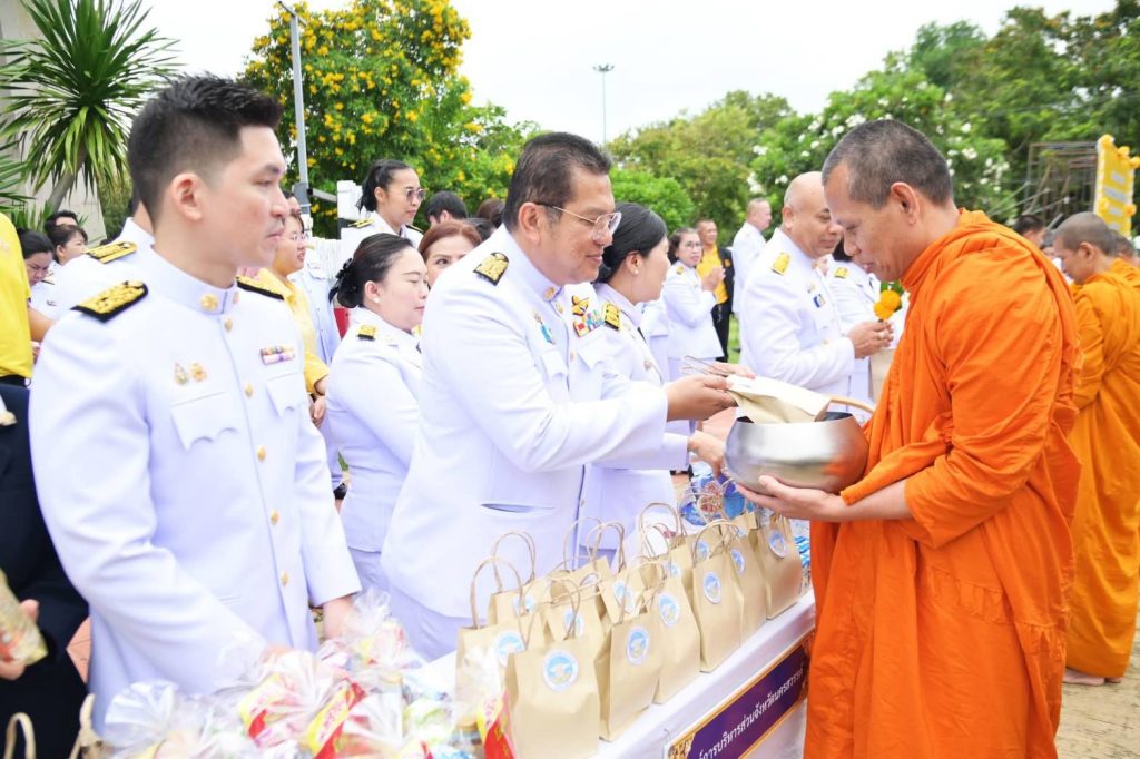 1753686599793-1024x682 พิธีทำบุญตักบาตรถวายพระราชกุศลและการถวายพระพรพระบาทสมเด็จพระเจ้าอยู่หัว และพิธีถวายสัตย์ปฏิญาณ เพื่อเป็นข้าราชการที่ดีและพลังของแผ่นดิน เนื่องในโอกาสวันเฉลิมพระชนมพรรษา วันที่ 28 กรกฎาคม