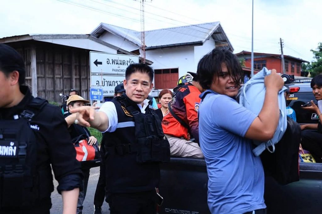 FB_IMG_1753579949327-1024x683 ร้อยเอก ธรรมนัส พรหมเผ่า สมาชิกสภาผู้แทนราษฎร จังหวัดพะเยา เขต1 และประธาน มูลนิธิธรรมนัสพรหมเผ่า เพื่อการกุศลทำงานเชิงรุกลงพื้นที่ศูนย์ผู้อพยพตาเมือนธม จังหวัดสุรินทร์ เพื่อเยี่ยมเยียนและมอบกำลังใจให้แก่พี่น้องประชาชน